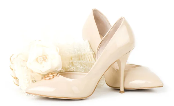 O belo sapato de casamento nupcial e contas — Fotografia de Stock