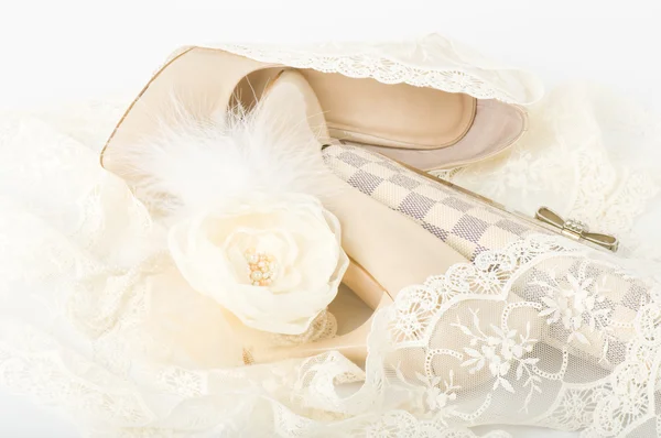 La belle chaussure de mariage nuptiale et des perles — Photo