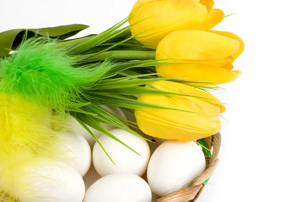 复活节彩蛋和春季郁金香白色背景与购物篮 — 图库照片