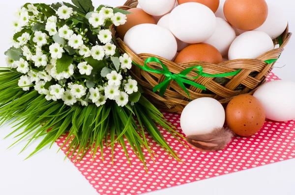 Traditional Easter cake and easter eggs with flowers — Stock Photo, Image