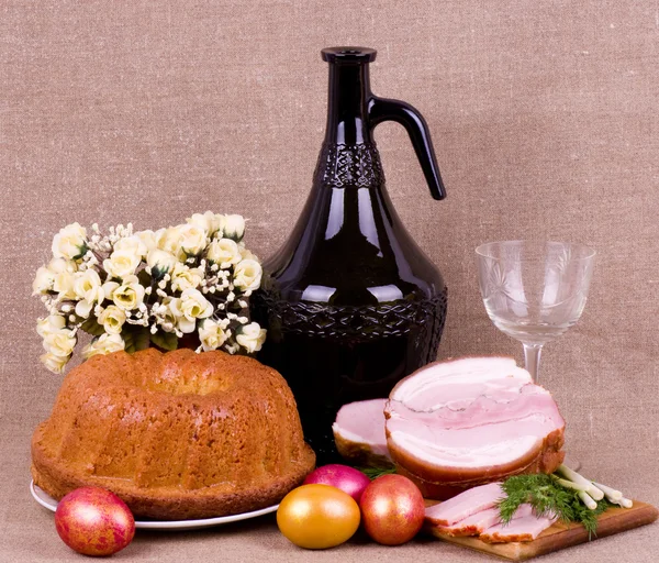 Bolo de Páscoa tradicional e prato de lombo de porco com ovos de Páscoa — Fotografia de Stock