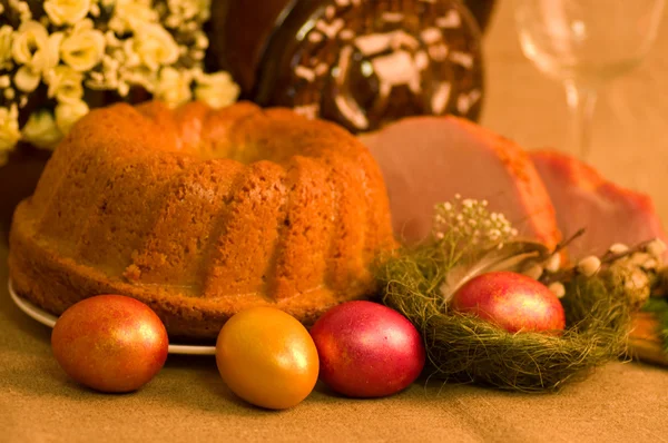 Πάσχα παραδοσιακά κέικ και χοιρινό loin πιάτο με τα αυγά του Πάσχα — Φωτογραφία Αρχείου