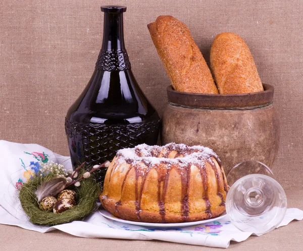 Πάσχα παραδοσιακά κέικ και χοιρινό loin πιάτο με τα αυγά του Πάσχα — Stockfoto