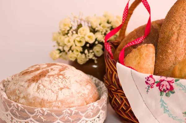 Traditionell påsk kaka och påskägg med blommor — Stockfoto