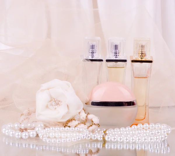 Krásné svatební parfém lahví, bílé růže a perly, perly — Stock fotografie