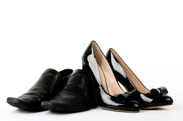 Modieuze mannelijke en vrouwelijke schoenen geïsoleerd op witte achtergrond. — Stockfoto