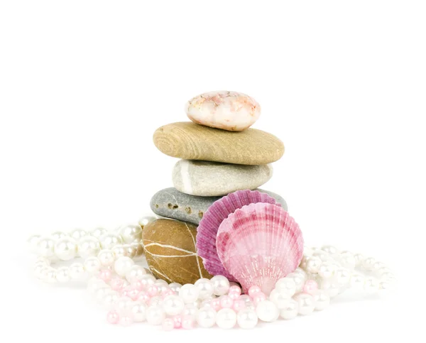 Schöne exotische Muschel und Steine, Perlen auf weißem Hintergrund. — Stockfoto