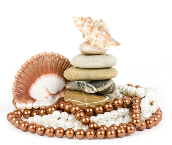Schöne exotische Muschel und Steine, Perlen auf weißem Hintergrund. — Stockfoto