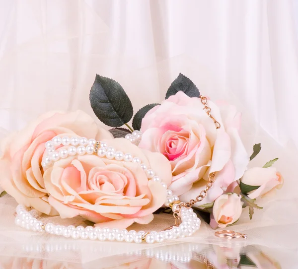 Grânulos vintage com rosas no fundo branco — Fotografia de Stock