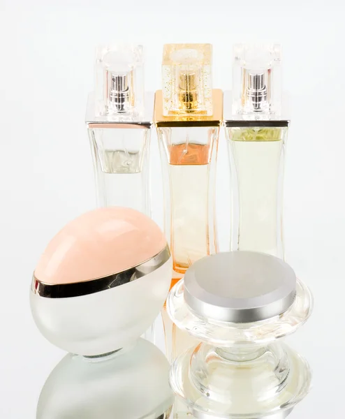 Las hermosas botellas de perfume sobre fondo blanco — Foto de Stock