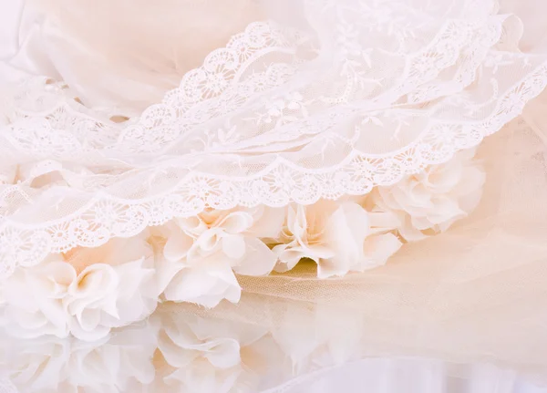 Vintage Spitze mit Blumen auf weißem Hintergrund — Stockfoto