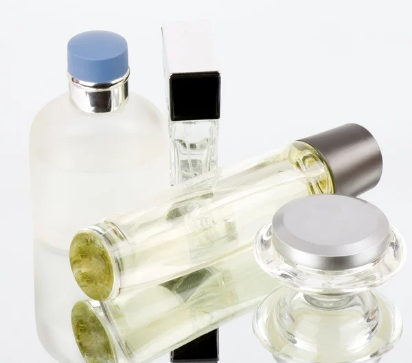 Las hermosas botellas de perfume sobre fondo blanco — Foto de Stock