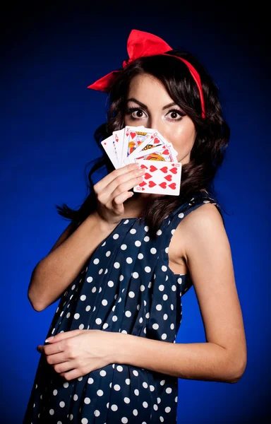 Piękna młoda kobieta z karty do gry — Zdjęcie stockowe