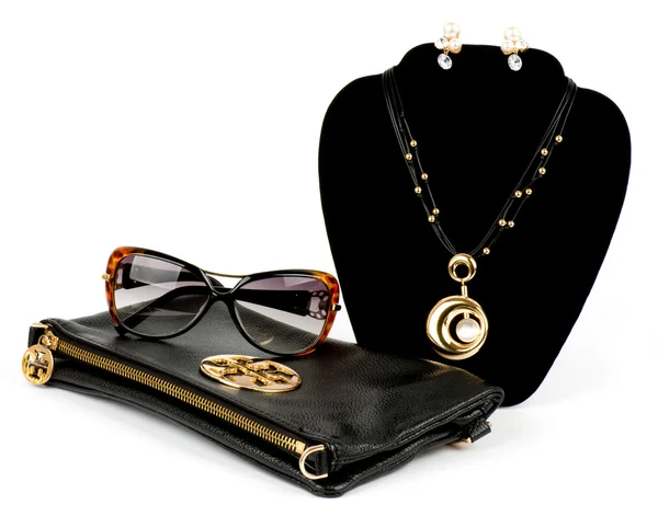 Modne torebki i złota biżuteria, okulary na białym tle. — Zdjęcie stockowe