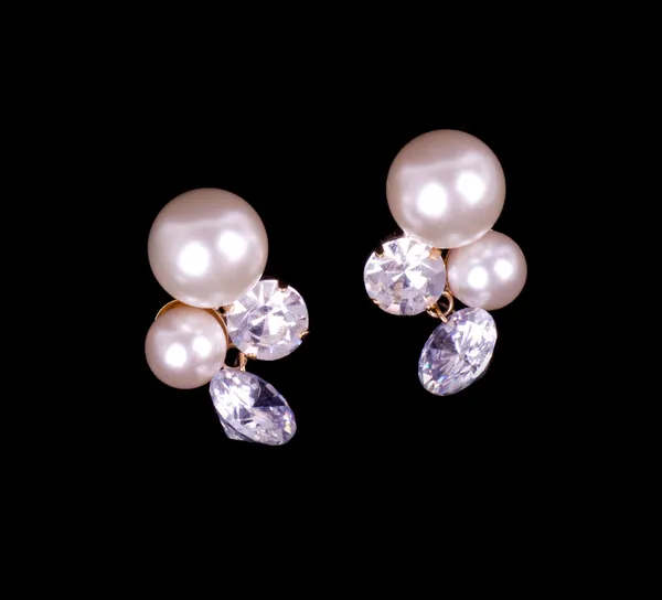 Belles boucles d'oreilles avec perles et diamants sur fond noir — Photo