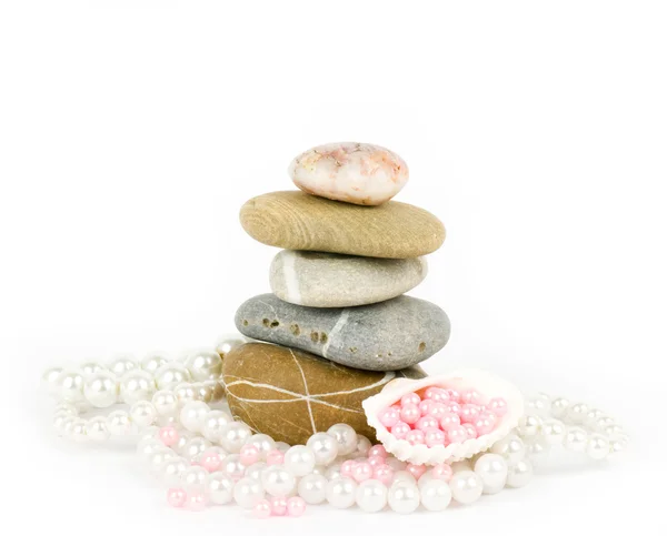 Belle coquille exotique et pierres, perles sur fond blanc . — Photo