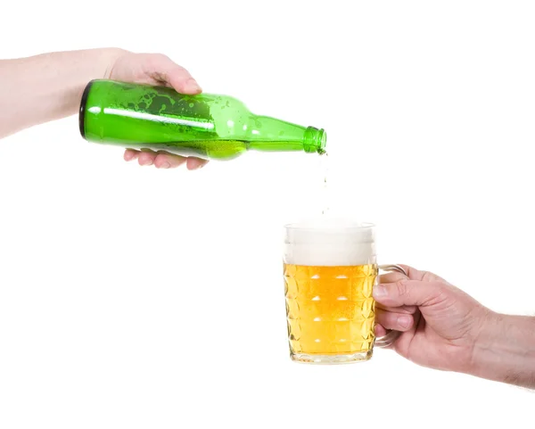 녹색 맥주 병는 흰색 절연 손 — 스톡 사진