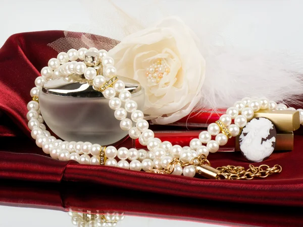 Joyería de perlas sobre fondo rojo — Foto de Stock