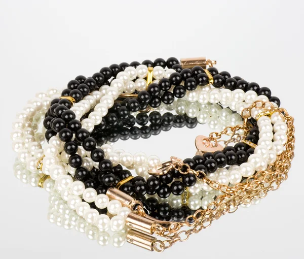 Gioielli perla su sfondo bianco — Foto Stock