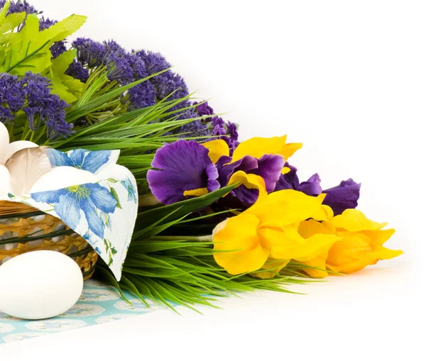 春の花とイースター卵バスケット — ストック写真