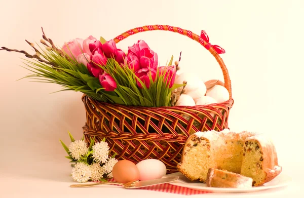Traditionele paastaart met paaseieren en lentebloemen — Stockfoto
