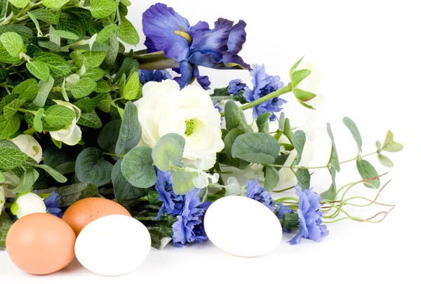 Корзина с пасхальными яйцами и весенними цветами — стоковое фото