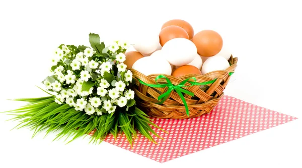 Cesta com ovos de Páscoa e flores de primavera — Fotografia de Stock