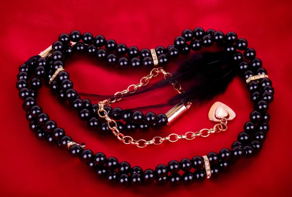 Pärla smycken på röd bakgrund — Stockfoto