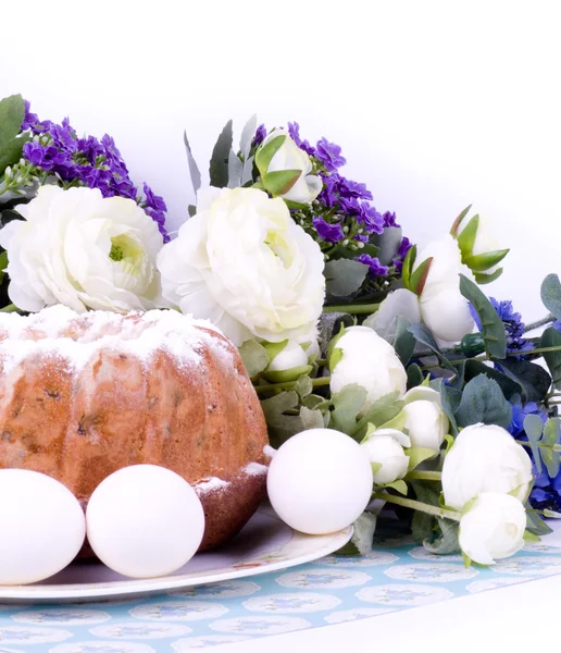Tradycyjne ciasto wielkanocne z pisankami i wiosennymi kwiatami — Zdjęcie stockowe