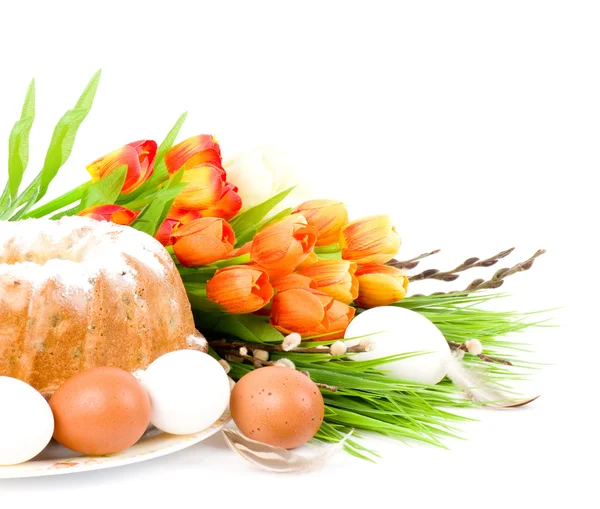 Pastel tradicional de Pascua con huevos de Pascua y flores de primavera — Foto de Stock