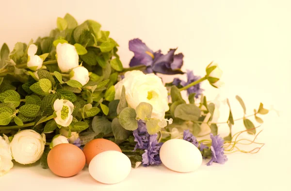 Korg med påskägg och vårblommor — Stockfoto