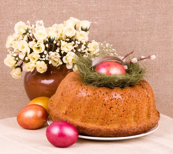 Pastel tradicional de Pascua con huevos — Foto de Stock
