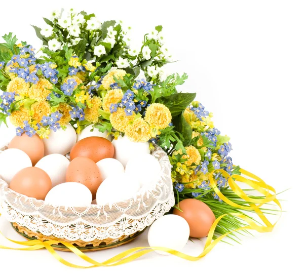 Καλάθι με αυγά του Πάσχα και Ανοιξιάτικα λουλούδια — Φωτογραφία Αρχείου