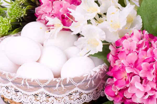 Mand met Pasen eieren en Lentebloemen — Stockfoto