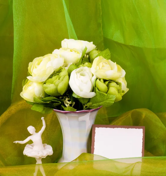 Still-Life com flores brancas e banner adicionar — Fotografia de Stock