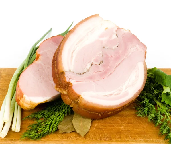 Ham op houten schotel met kruiden — Stockfoto