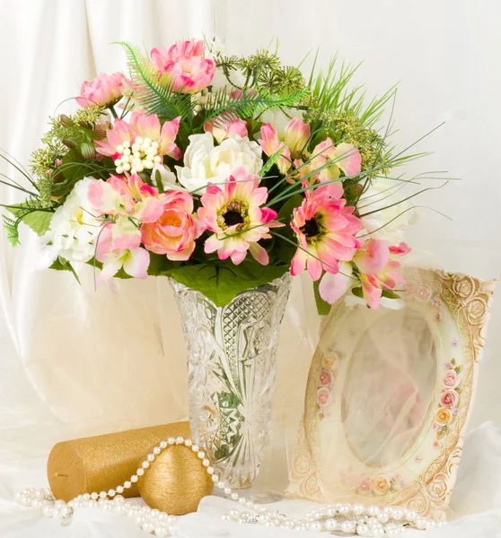 Stilleven met roze bloemen — Stockfoto