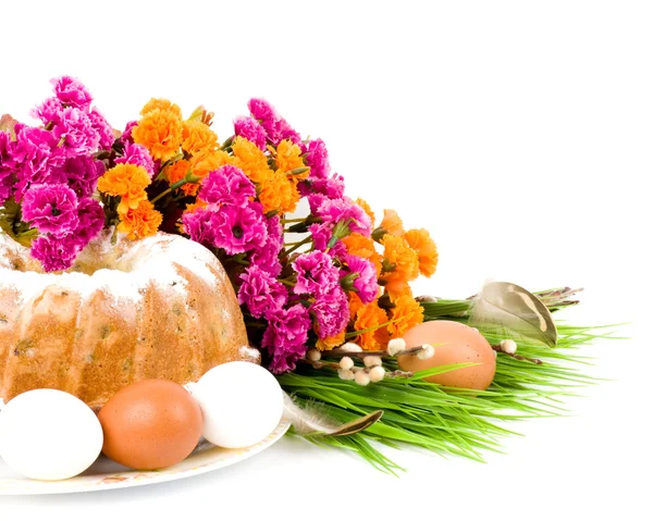 Torta tradizionale di Pasqua con uova di Pasqua e fiori primaverili — Foto Stock