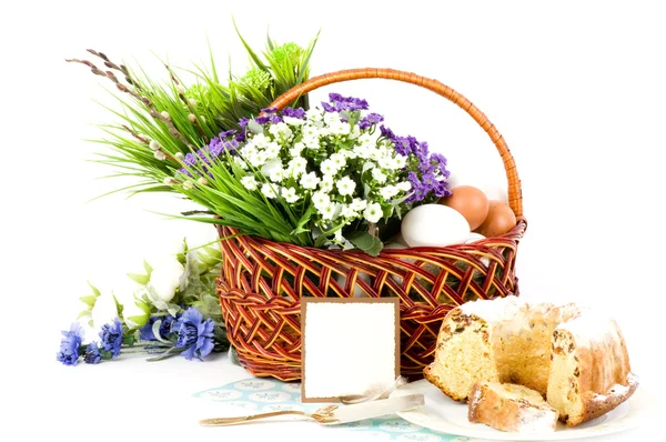 Korb mit Ostereiern und Frühlingsblumen — Stockfoto