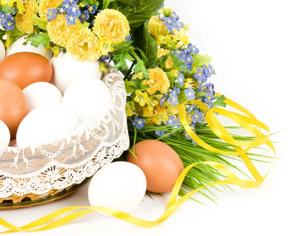 Cesto con uova di Pasqua e fiori primaverili — Foto Stock