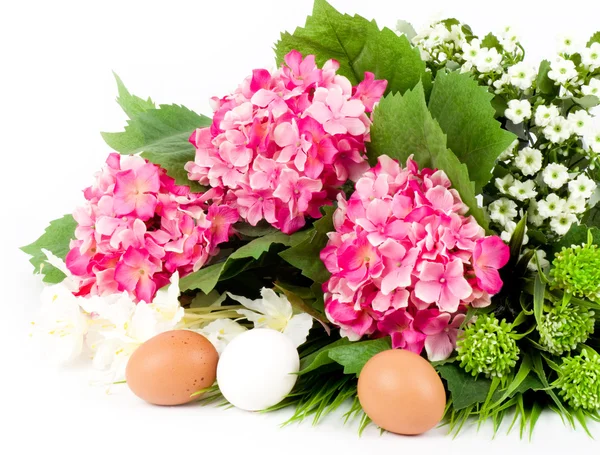 Cesto con uova di Pasqua e fiori primaverili — Foto Stock