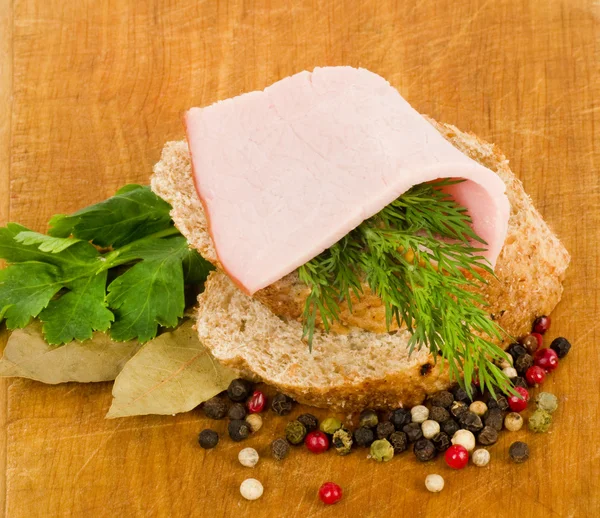 Jambonlu sandviç ile baharat — Stok fotoğraf