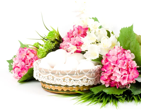 Panier avec oeufs de Pâques et fleurs de printemps — Photo