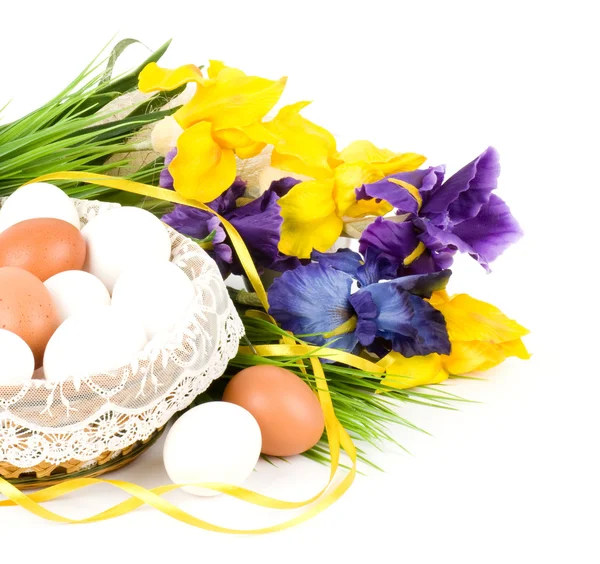 Корзина с пасхальными яйцами и весенними цветами — стоковое фото