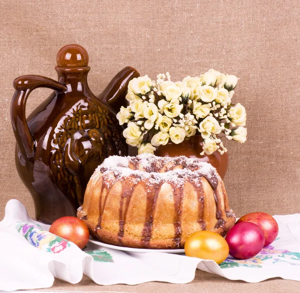 Traditional Easter cake with eggs — Stock Photo, Image