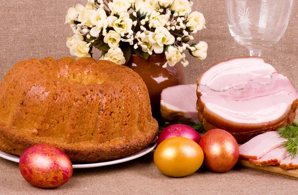 传统的复活节蛋糕与肉和鸡蛋 — 图库照片