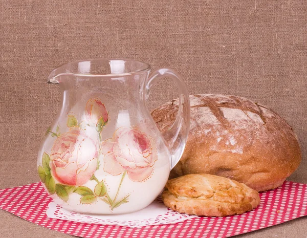 Pão e leite para o café da manhã — Fotografia de Stock