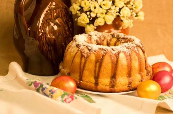 Παραδοσιακό Πάσχα cake και Πασχαλινά αυγά — Φωτογραφία Αρχείου