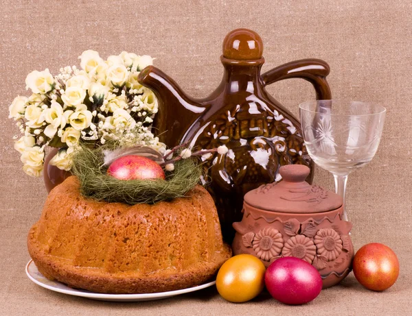 Tradiční velikonoční dort a velikonoční vajíčka — Stock fotografie