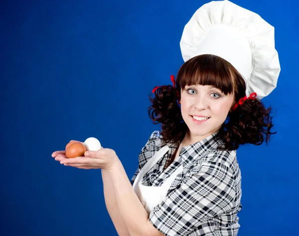 Usmívající se žena šťastný cook má velikonoční vajíčka — Stock fotografie